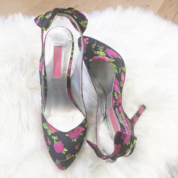 Betsey Johnson Shoes - Betsey Johnson floral pointed slingback pumps with Rhinestone Bows Size 7